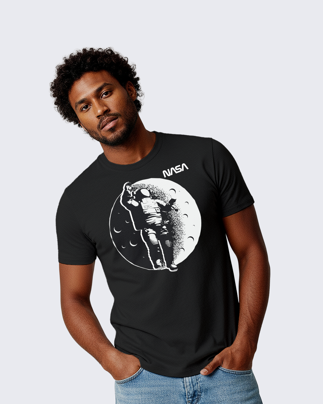 Camiseta Unissex Preta - 100% Algodão - Astronauta Sobre A Lua